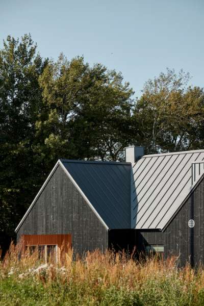 Flaget er hejst for det nye hus med det populære ståltag, Brådalvej 25, 9210 Aalborg SØ